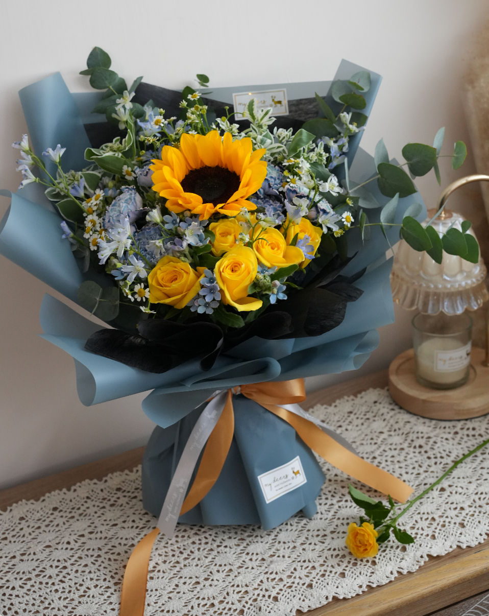 FQ014- 自家染藍康乃馨、太陽花黃玫瑰花束|畢業花束|生日花束|感恩花束|升職榮休花束