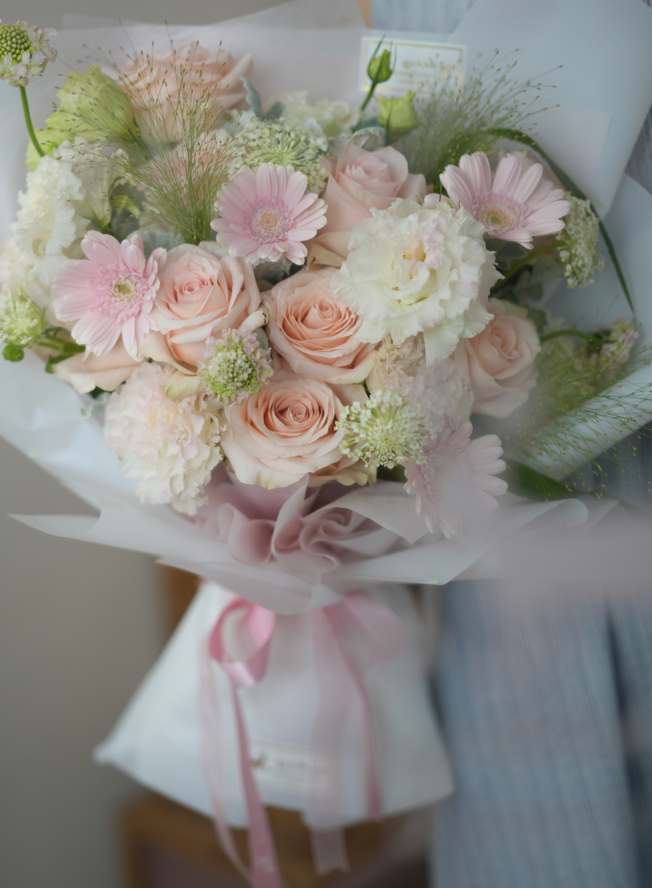 FQ020- “Blushing Elegance" 非洲菊 粉玫瑰花束|畢業花束|生日花束|感恩花束|週年紀念花束|升職榮休花束