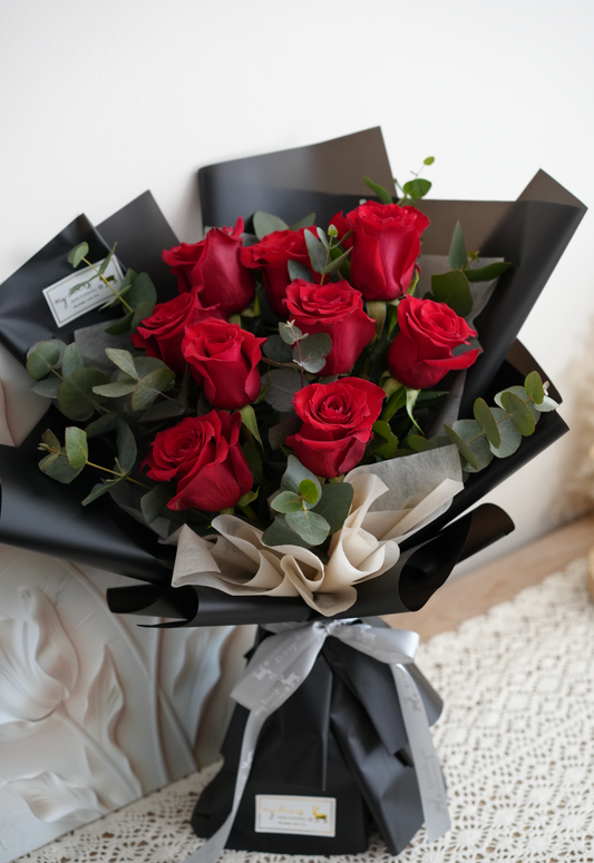 V002 -  鮮花花束 Classic 經典紅玫瑰尤加利花束｜情人節花束｜週年紀念花束