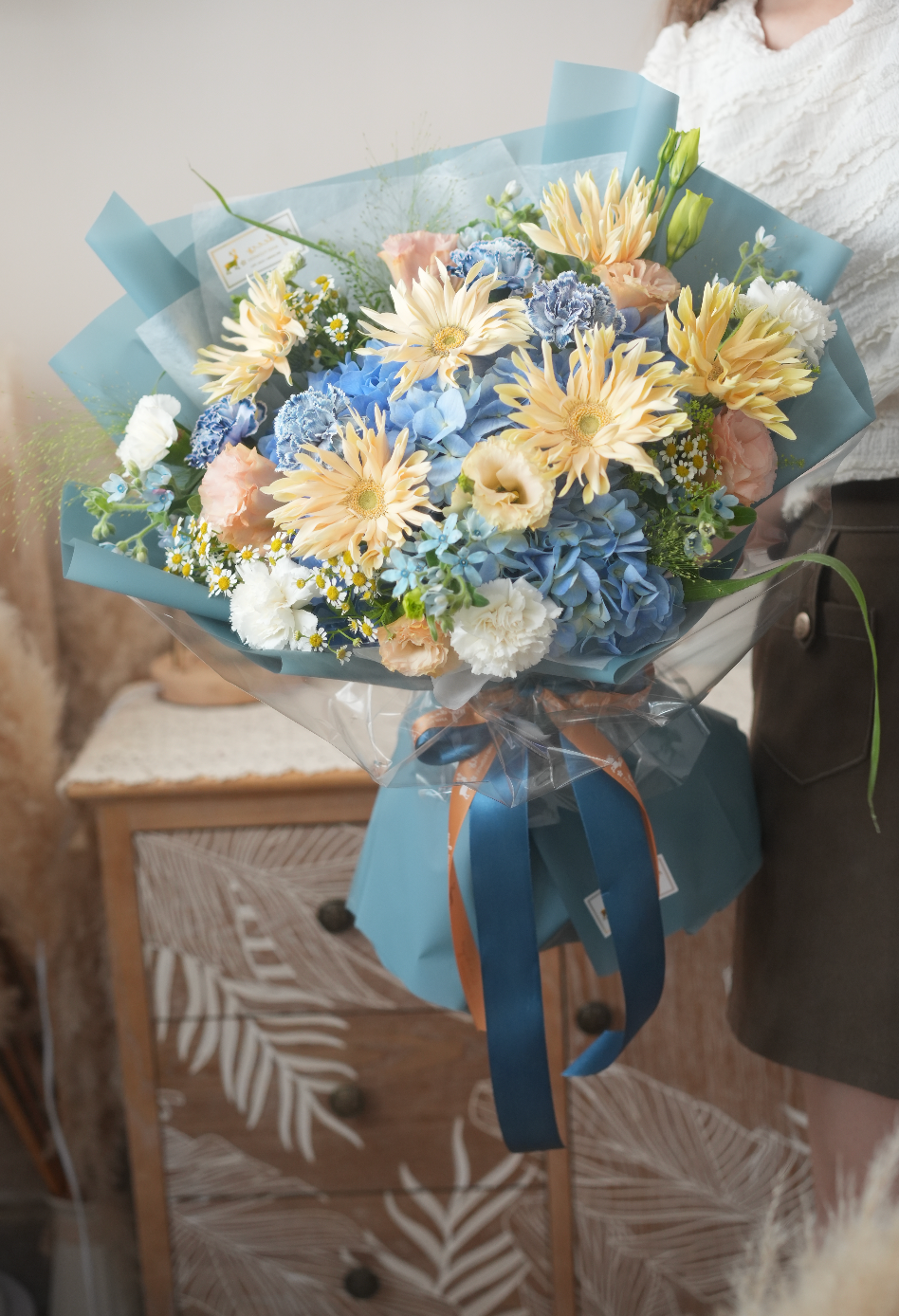 FQ022- “Celestial Blooms" 繡球奶油卷邊非洲菊花束｜畢業花束｜生日花束｜感恩花束｜週年紀念花束｜升職榮休花束