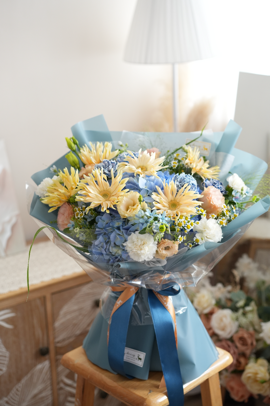 FQ022- “Celestial Blooms" 繡球奶油卷邊非洲菊花束｜畢業花束｜生日花束｜感恩花束｜週年紀念花束｜升職榮休花束